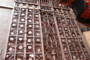 canterbury-cathedral-gates-02