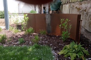 mjh_exterior-garden-curves-rust_IMG_20210510_120405-scaled